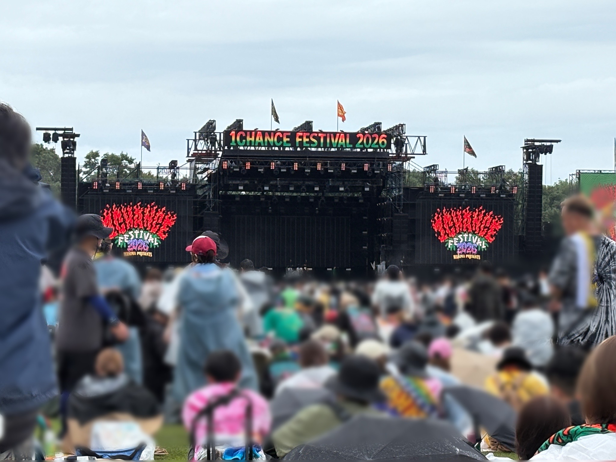ワンチャンフェス2026 区画指定エリア1列目のテント前から見たステージ