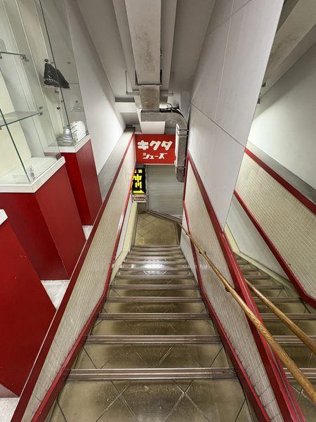 喫茶中川入り口の階段